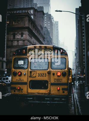 New York, États-Unis d'Amérique - 25 mai 2017 : vue arrière d'un autobus scolaire. Banque D'Images