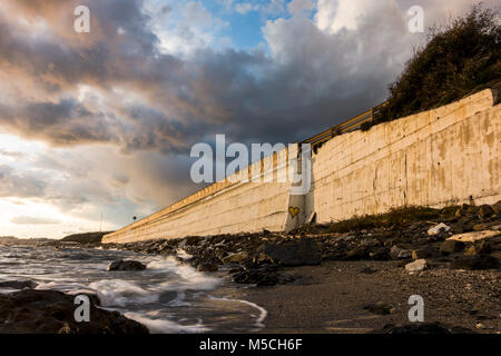 Mur en béton le long de la côte, avec l'autoroute N340, au-dessus de la circulation, El Faro, Andalousie, espagne. Banque D'Images