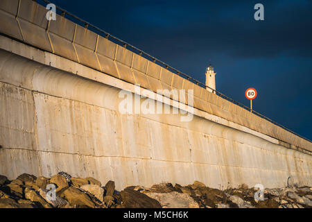 Mur en béton le long de la côte, avec l'autoroute N340, au-dessus de la circulation, El Faro, Andalousie, espagne. Banque D'Images