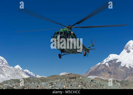 Atterrissant à l'Khan Tengri, Camp de Base de montagnes de Tian Shan Central, frontière du Kirghizistan et de la Chine, le Kirghizistan Banque D'Images