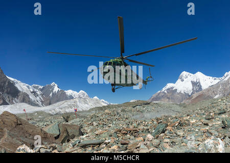 Atterrissant à l'Khan Tengri, Camp de Base de montagnes de Tian Shan Central, frontière du Kirghizistan et de la Chine, le Kirghizistan Banque D'Images