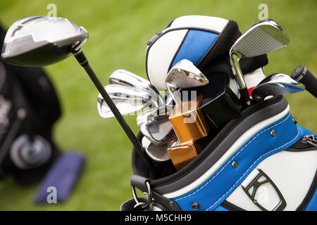 Close up de clubs de golf dans un sac, un fer à repasser en bois dans un sac de golf Banque D'Images