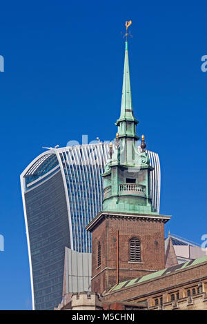 Ville de London La tour et flèche de All Hallows par la tour, la plus ancienne église de la ville, avec le bouton Walkie-Talkie dans l'arrière-plan Banque D'Images