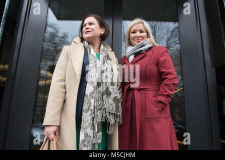 Le président du Sinn Fein Mary Lou McDonald (à gauche) et Vice-présidente Michelle O'Neill arrivant pour une conférence de presse à l'Association de la presse étrangère à Londres. Banque D'Images