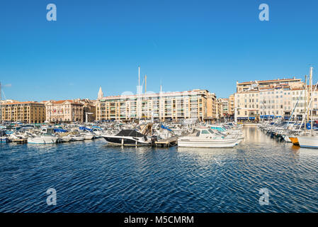 Marseille, France - le 4 décembre 2016 : avec les yachts et les bateaux amarrés dans le vieux Vieux Port de Marseille, Provence, France. Banque D'Images