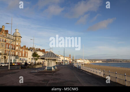 WEYMOUTH, DORSET, UK - le 26 décembre 2017. Avis de l'Hôtel Royal Esplanade le long de la promenade avec un mémorial de guerre au premier plan, Weymo Banque D'Images