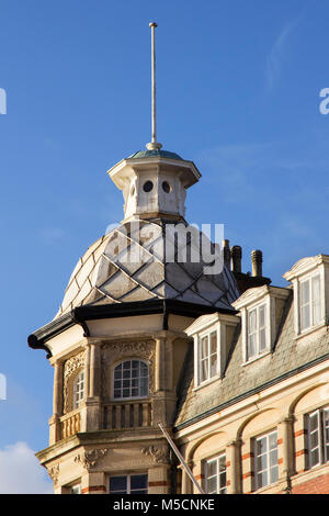 WEYMOUTH, DORSET, UK - le 26 décembre 2017. Avis de l'Hôtel Royal Esplanade le long de la promenade avec un mémorial de guerre au premier plan, Weymo Banque D'Images