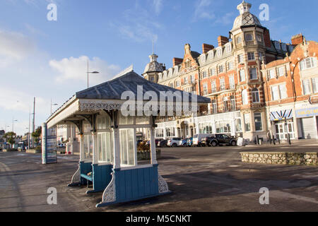 WEYMOUTH, DORSET, UK - le 26 décembre 2017. Avis de l'Hôtel Royal Esplanade le long de la promenade avec un abri dans l'avant-plan, Weymouth, Banque D'Images