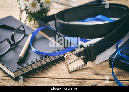 Concept de la fête des pères. Ceinture en cuir noir dans une boîte-cadeau, l'arrière-plan de bureau Banque D'Images