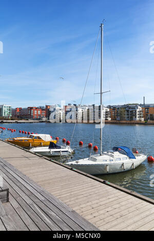 Sailing yachts amarrés près de la jetée en bois dans la ville de Stockholm, Suède Banque D'Images