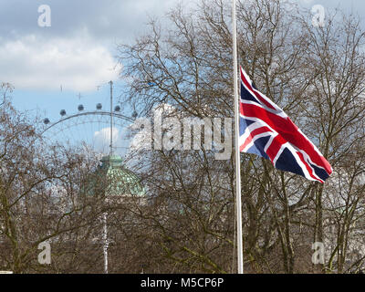 Union européenne avec la mise en berne du drapeau au London Eye en arrière-plan Banque D'Images