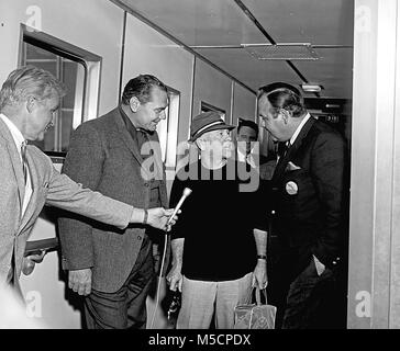 Trois acteurs, Ernest Idaho, Mickey Rooney & Jonathan Winters à LAX Airport, en Californie. 1966. À partir de l'image négative de l'appareil photo d'origine. Banque D'Images