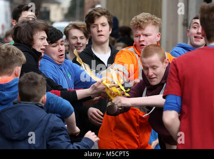 Les garçons s'affrontent pour la balle en cuir au cours de l'assemblée 'Fastern Eve Handba' sur l'événement du Jedburgh High Street, dans la région des Scottish Borders. L'événement annuel, qui a commencé dans les années 1700, comprend deux équipes, l'Uppies (résidents de la partie supérieure de Jedburgh) et l'Doonies (résidents de la partie inférieure de Jedburgh) obtenir la balle pour le haut ou le bas de la ville. La boule, qui est en cuir, bourrés de paille et décoré avec des rubans est jeté dans la foule pour commencer le jeu. Crédit photo doit se lire : Andrew Milligan/PA Wire. Banque D'Images