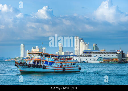 PATTAYA, THAÏLANDE - 2 septembre : Ferry, rendez-vous à Bali Hai pier Pattaya Bay. Le 2 septembre 2017 Banque D'Images