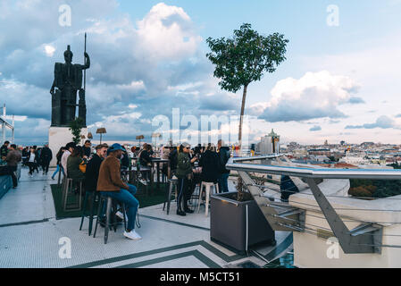 Madrid, Espagne - 3 novembre 2017 : les personnes bénéficiant au café sur Circulo de Bellas Artes de Madrid au coucher du soleil sur le toit. Banque D'Images
