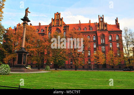 Pologne, Wroclaw, 2017, Cathédrale Métropolitaine Séminaire (Metropolitalne Wyższe Seminarium Duchowne) à la place de la cathédrale à l'automne. Banque D'Images