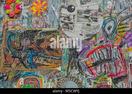 Londres, Royaume-Uni - 11 février 2018 : des graffitis, des affiches et autocollants sur Brick Lane, Spitalfields, Banglatown / Whitechapel. Banque D'Images