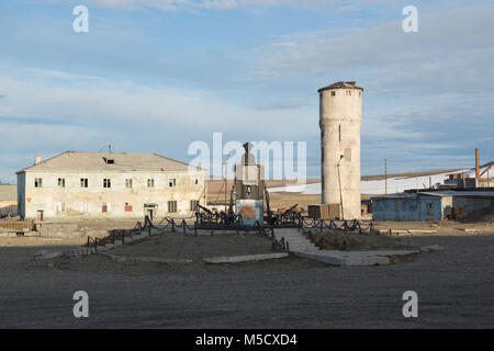 Chukotski Shmidta, région, la Russie - Règlement Shmidta, le 5 juillet 2017 : le monument à seafarer James Cook. Banque D'Images