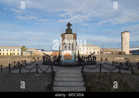 Chukotski Shmidta, région, la Russie - Règlement Shmidta, le 5 juillet 2017 : le monument à seafarer James Cook. Banque D'Images