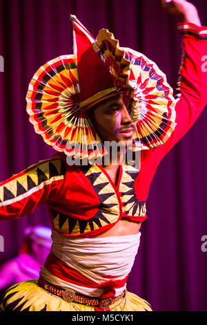 Mallawaarachchi, danse folklorique Kandyan. Kandy, Sri Lanka. Juillet 2017 Banque D'Images