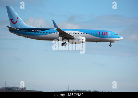 Un Boeing 737-800 vol vacances revient à Aberdeen après les passagers n'avaient bénéficié d'une pause au soleil de la Méditerranée. Banque D'Images