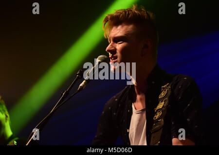 Skinny Lister divertir leurs fans, un lieu d'exposition à Bristol, Angleterre, décembre 2017. Banque D'Images