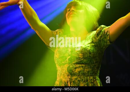 Skinny Lister divertir leurs fans, un lieu d'exposition à Bristol, Angleterre, décembre 2017. Banque D'Images