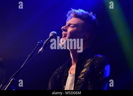 Skinny Lister divertir leurs fans, un lieu d'exposition à Bristol, Angleterre, décembre 2017. Banque D'Images