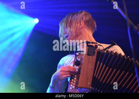 Skinny Lister divertir leurs fans, un lieu d'exposition à Bristol, Angleterre, décembre 2017. Banque D'Images