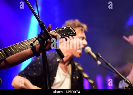 Skinny Lister divertir leurs fans, un lieu d'exposition à Bristol, Angleterre, décembre 2017. Banque D'Images