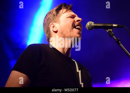 Skinny Lister divertir leurs fans, un lieu d'exposition à Bristol, Angleterre, décembre 2017. Banque D'Images