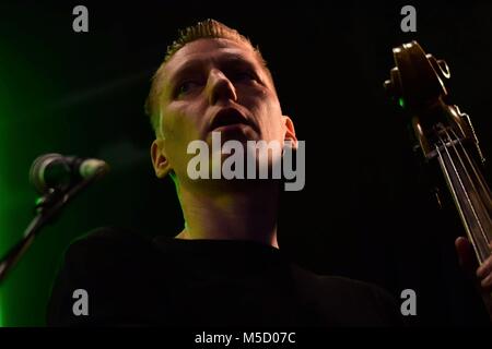 Skinny Lister divertir leurs fans, un lieu d'exposition à Bristol, Angleterre, décembre 2017. Banque D'Images