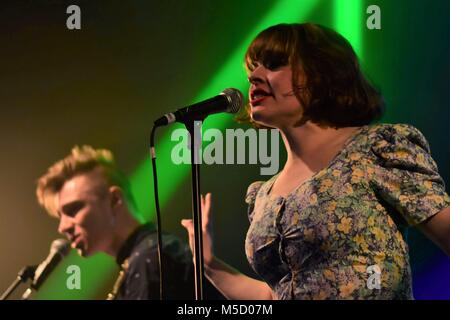 Skinny Lister divertir leurs fans, un lieu d'exposition à Bristol, Angleterre, décembre 2017. Banque D'Images