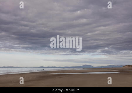 Tôt le matin pastel nuages sur une plage près de Harlech, dans le Nord du Pays de Galles Banque D'Images