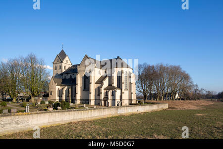 Krefeld-Hohenbudberg, Saint Matthias, Blick von Südosten mit Rheinaue Banque D'Images