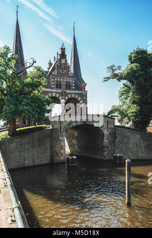 De Sneeker Waterpoort est le symbole de la ville frisonne de Sneek aux Pays-Bas Banque D'Images