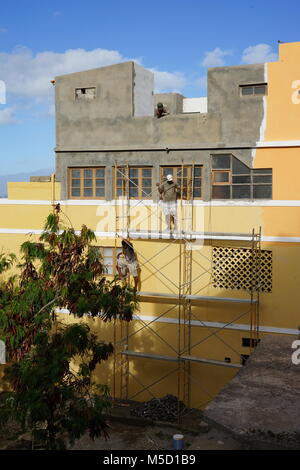 Peintre, la construction d'un échafaudage, Mindelo, île de Sao Vicente, Cap Vert Banque D'Images