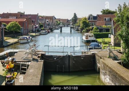 Verrouiller et pont dans le canal dans la ville frisonne pittoresque de Hindeloopen dans les Pays-Bas Banque D'Images