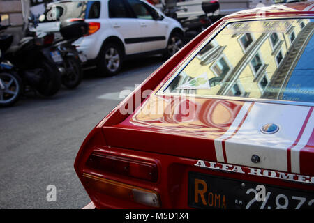 Alfa Romeo rouge arrière voiture portait sur le coin gauche, corps métal réfléchissant, à Rome Italie Banque D'Images