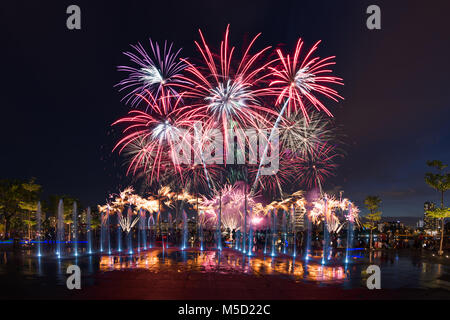 D'artifice à l'occasion de la 51e anniversaire de Singapour à Singapour, le tout nouveau centre sportif. Banque D'Images