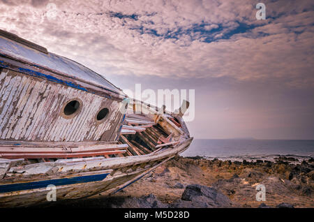 Naufrage à la côte d'un petit village de pêcheurs du nord de la Crète. Une fois à l'époque, c'était la voile à la mer Egée. Banque D'Images