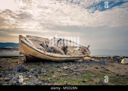 Naufrage à la côte d'un petit village de pêcheurs du nord de la Crète. Une fois à l'époque, c'était la voile à la mer Egée. Banque D'Images