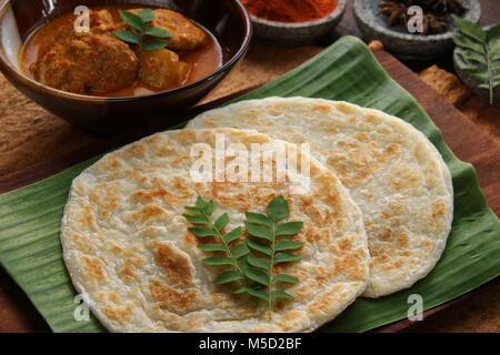 Curry de poulet roti Prata avec. D'influence indienne plat de poulet et de pommes de terre avec du pain plat populaire de cari de Singapour et de Malaisie. Banque D'Images