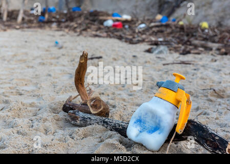 Ordures et déchets domestiques la pollution de la plage Banque D'Images