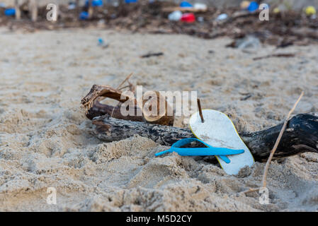 Ordures et déchets domestiques la pollution de la plage Banque D'Images