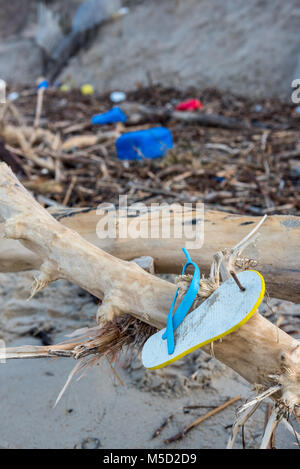 Ordures et déchets domestiques la pollution de la plage Banque D'Images