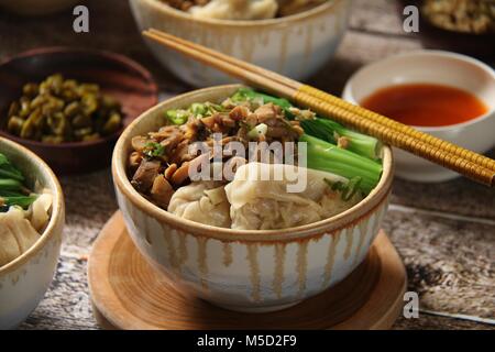 Et de poulet et nouilles wonton Soup. Cuisine chinoise populaire plat de nouilles aux oeufs avec du poulet et champignons, wonton, bok choy, et le bouillon de poulet. Banque D'Images