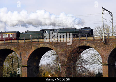 La classe Britannia locomotive à vapeur '70013' Oliver Cromwell viaduc ferroviaire de passage dans Central Park, Chelmsford, Essex. Train à vapeur Banque D'Images