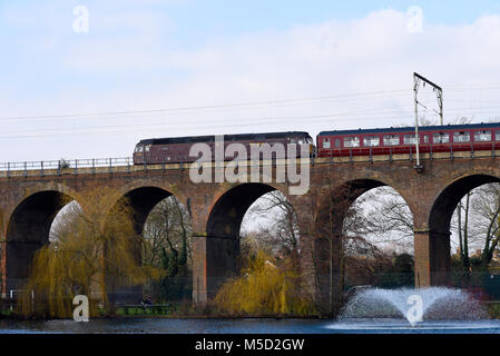 Chemins de fer de la côte ouest de locomotives diesel de la classe 47 et train crossing viaduc ferroviaire dans Central Park, Chelmsford, Essex, ligne à partir de la gare de Liverpool Street Banque D'Images