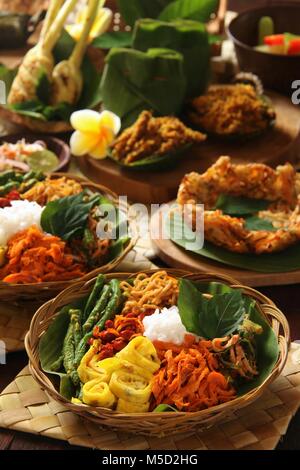 Nasi Campur Bali. Populaires style balinais traditionnel plat de riz vapeur servi avec divers accompagnements. Banque D'Images